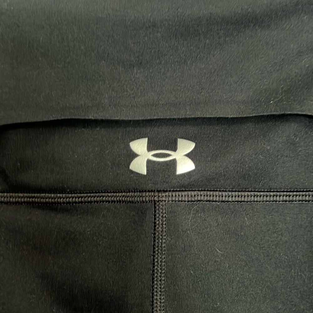 Under Armour black crop leggings